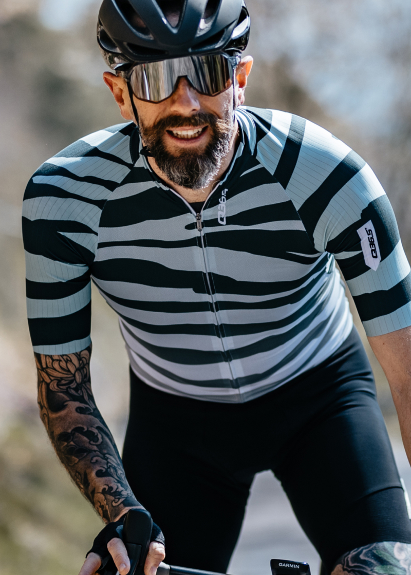 https://cdn.tincx.de/media/b4/d2/92/1690202201/Mens-cycling-YR2-tiger-short-sleeve-jersey-sage-031T.14-action.jpg