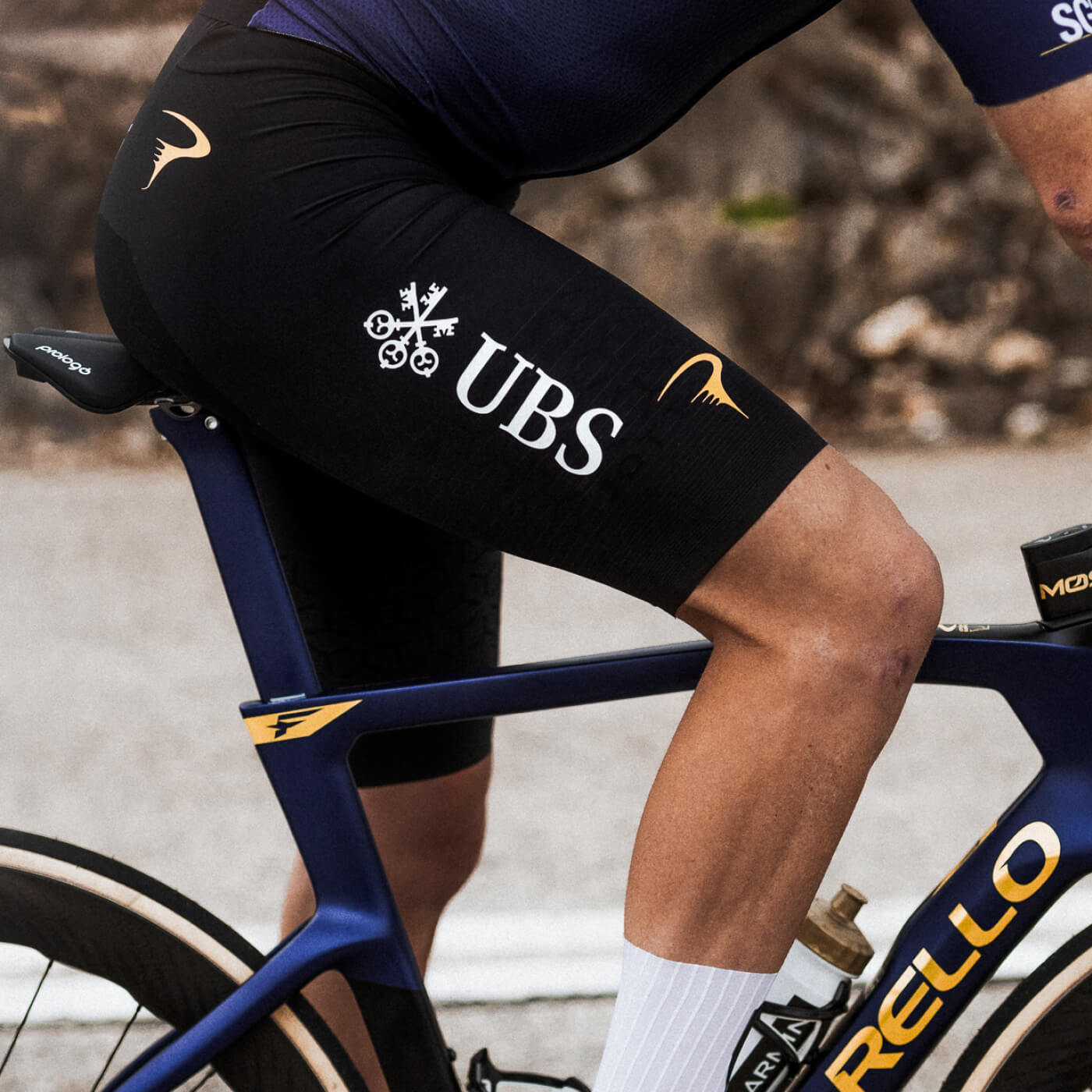 Dottore Pro Cycling Team Pantaloncini ciclismo Uomo Q36.5 - Sono realizzati con 4 diversi tessuti proprietari a tessitura a navetta, studiati per garantire una mappatura corporea avanzata, comfort e stabilità. Grazie all’integrazione del nostro esclusivo fondello Q-lab air con costruzione a due strati, i pantaloncini Dottore offrono supporto, ergogenico e massimo controllo. Scelti da professionisti e amatori di tutto il mondo, sono ideali per ridurre la fatica muscolare e migliorare il supporto durante le lunghe uscite ad alta intensità, offrendo performance superiori in ogni condizione.